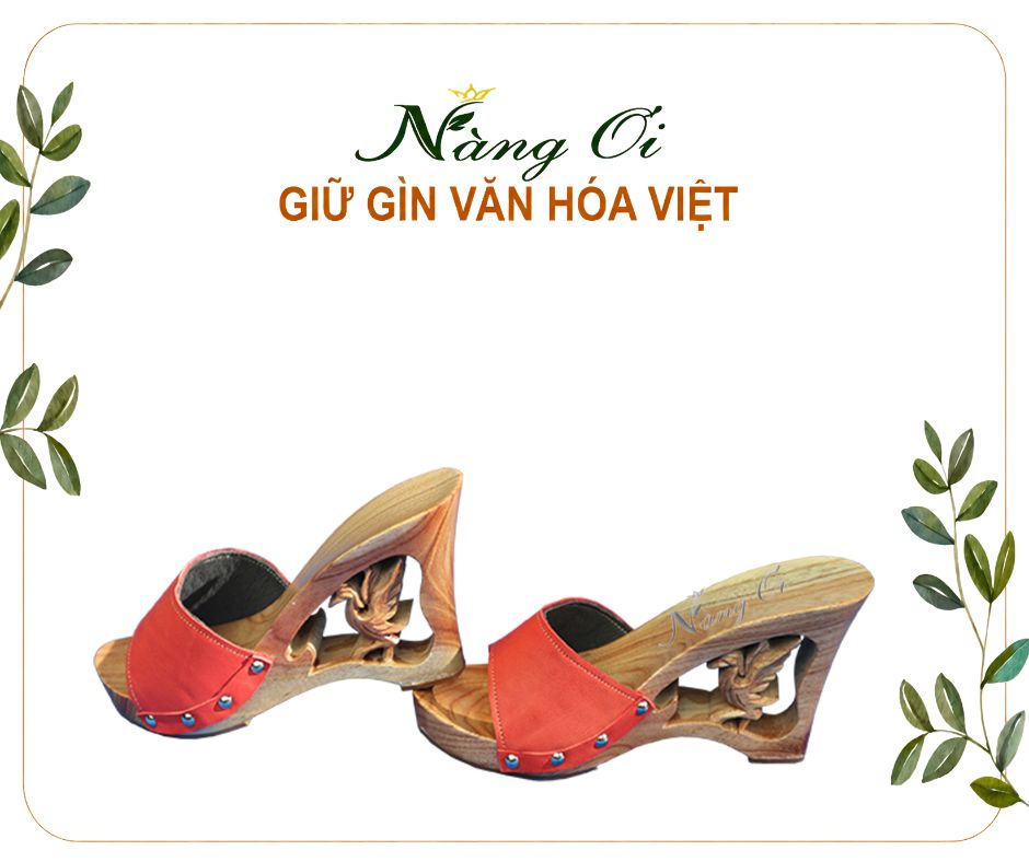 guốc mộc phượng hoàng được chạm khắc tỉ mỉ từ gỗ xoan vườn tự nhiên